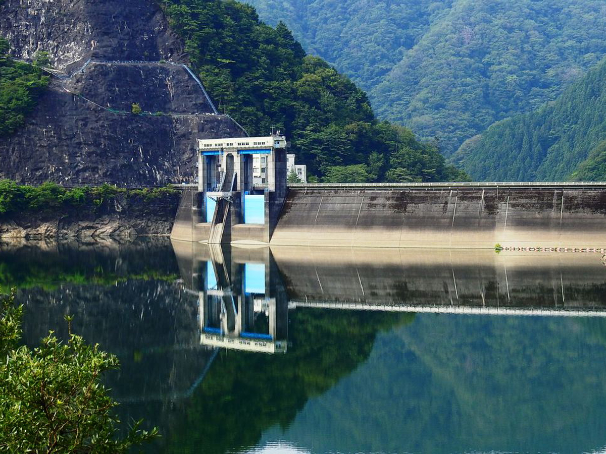 新豊根ダム（みどり湖）